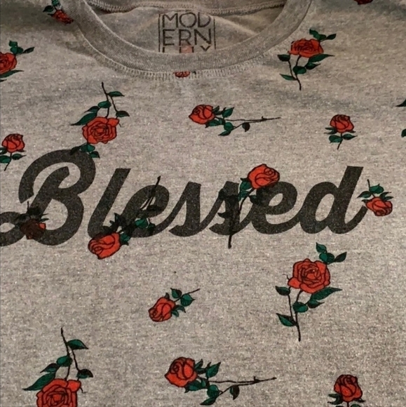 Modern Lux Blessed Gray T-shirt Allover Rose Print Women's Medium M Cute EUC - Picture 6 of 7